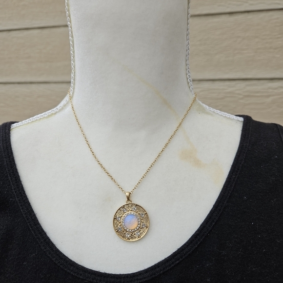 gold tone chain with round moonglow pendant - Picture 1 of 3